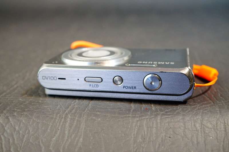Samsung DualView DV100 16.1MP 5x Zoom Digital Camera   **Great Condition**