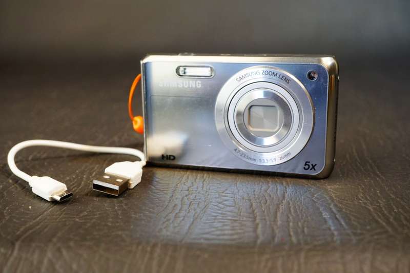 Samsung DualView DV100 16.1MP 5x Zoom Digital Camera   **Great Condition**