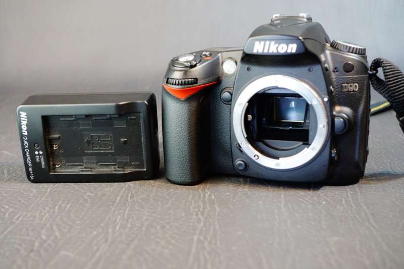 Nikon D90 12.3 MP Digital SLR Camera Body **Great Condition**