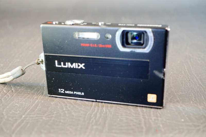 Panasonic Lumix DMC-FP8 12MP Zoom Slim Digital Camera in Box **Good Condition**