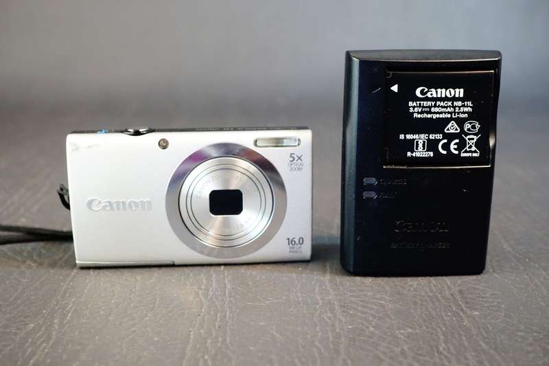 Canon PowerShot A2400 IS 16.0MP Silver Digital Camera  **Great Condition**