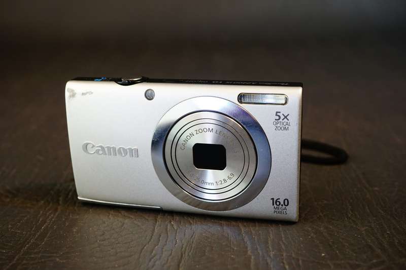 Canon PowerShot A2400 IS 16.0MP Silver Digital Camera  **Great Condition**