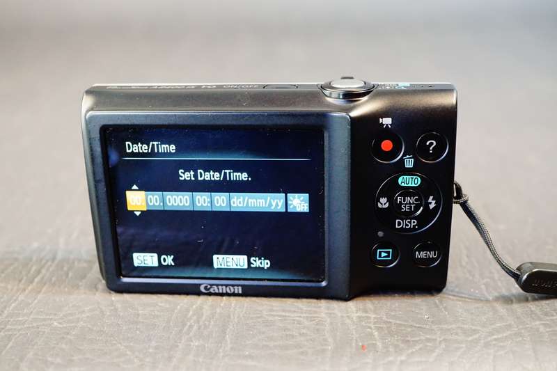 Canon PowerShot A2400 IS 16.0MP Silver Digital Camera  **Great Condition**