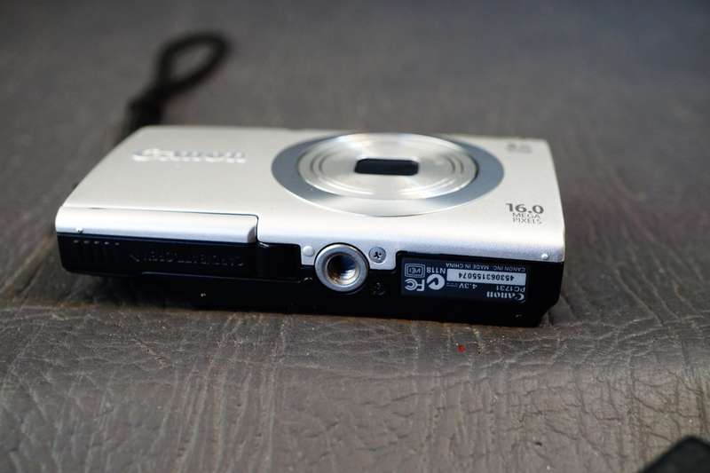 Canon PowerShot A2400 IS 16.0MP Silver Digital Camera  **Great Condition**