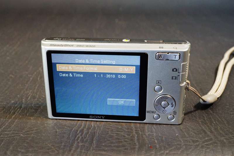 Sony Cyber Shot DSC-W320 14.1 MP Compact Digital Camera Zeiss Lens  **Great Condition**