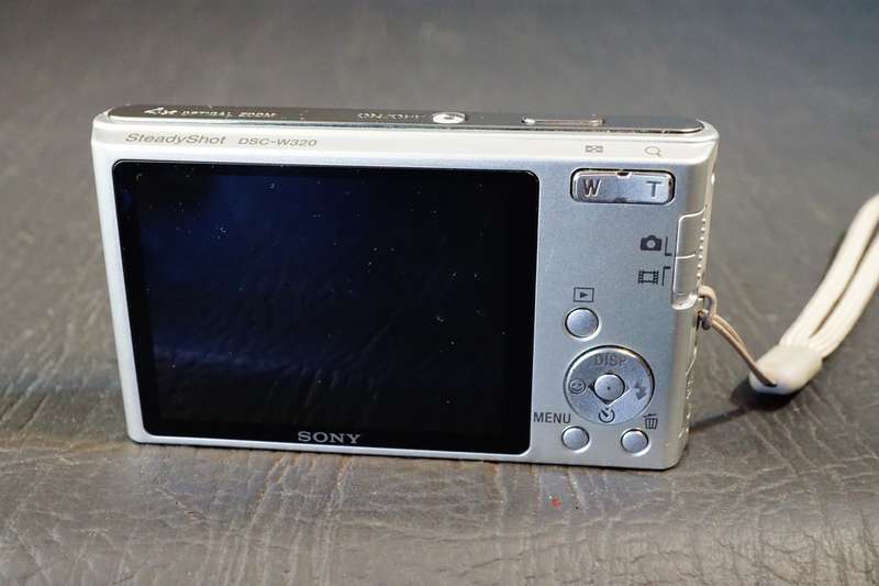 Sony Cyber Shot DSC-W320 14.1 MP Compact Digital Camera Zeiss Lens  **Great Condition**