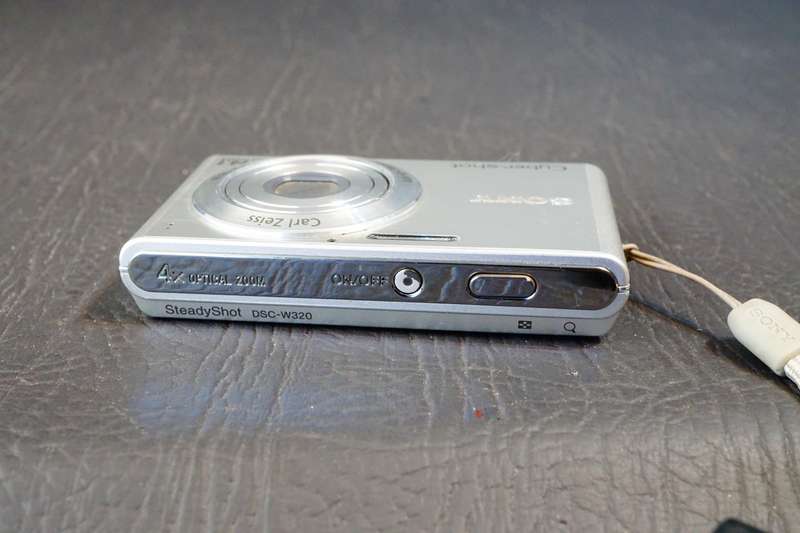 Sony Cyber Shot DSC-W320 14.1 MP Compact Digital Camera Zeiss Lens  **Great Condition**