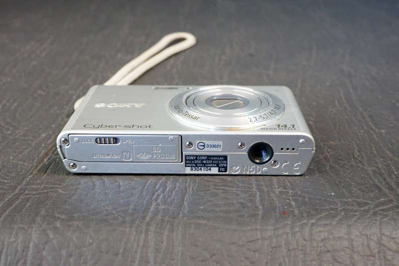 Sony Cyber Shot DSC-W320 14.1 MP Compact Digital Camera Zeiss Lens  **Great Condition**