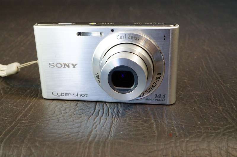 Sony Cyber Shot DSC-W320 14.1 MP Compact Digital Camera Zeiss Lens  **Great Condition**