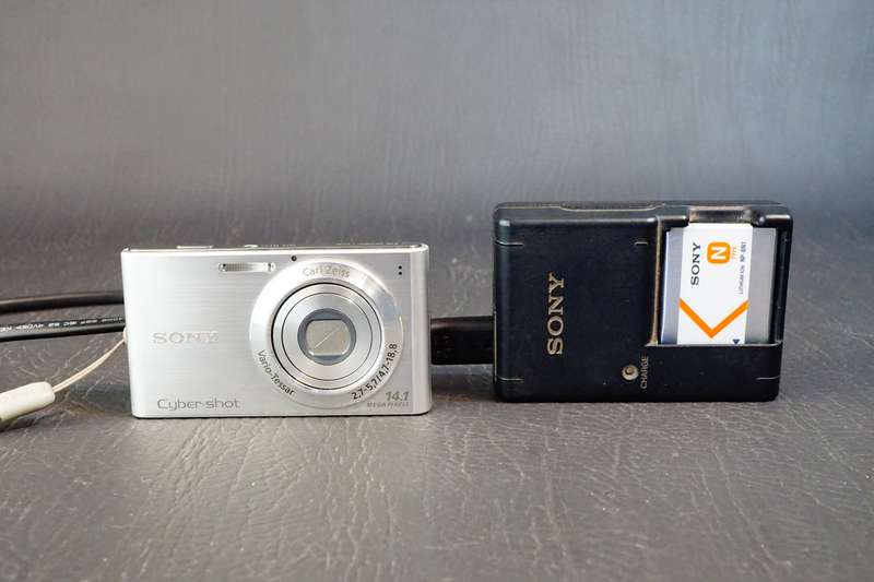 Sony Cyber Shot DSC-W320 14.1 MP Compact Digital Camera Zeiss Lens  **Great Condition**