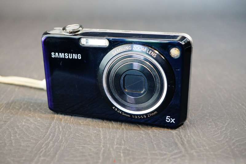 Samsung PL150 12.4MP CCD Sensor Digital Compact Camera with Dual LCD Screen **Good Condition**