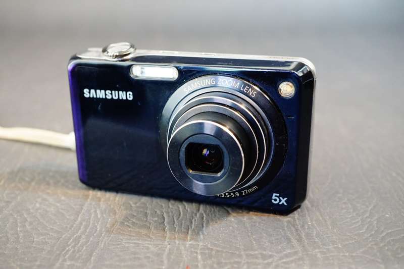 Samsung PL150 12.4MP CCD Sensor Digital Compact Camera with Dual LCD Screen **Good Condition**