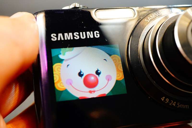 Samsung PL150 12.4MP CCD Sensor Digital Compact Camera with Dual LCD Screen **Good Condition**