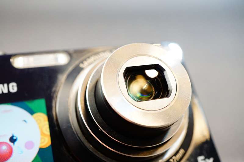 Samsung PL150 12.4MP CCD Sensor Digital Compact Camera with Dual LCD Screen **Good Condition**