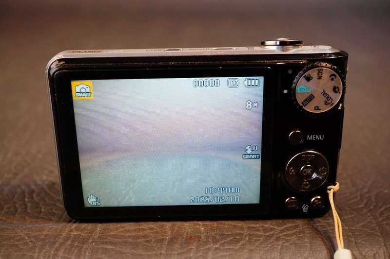 Samsung PL150 12.4MP CCD Sensor Digital Compact Camera with Dual LCD Screen **Good Condition**