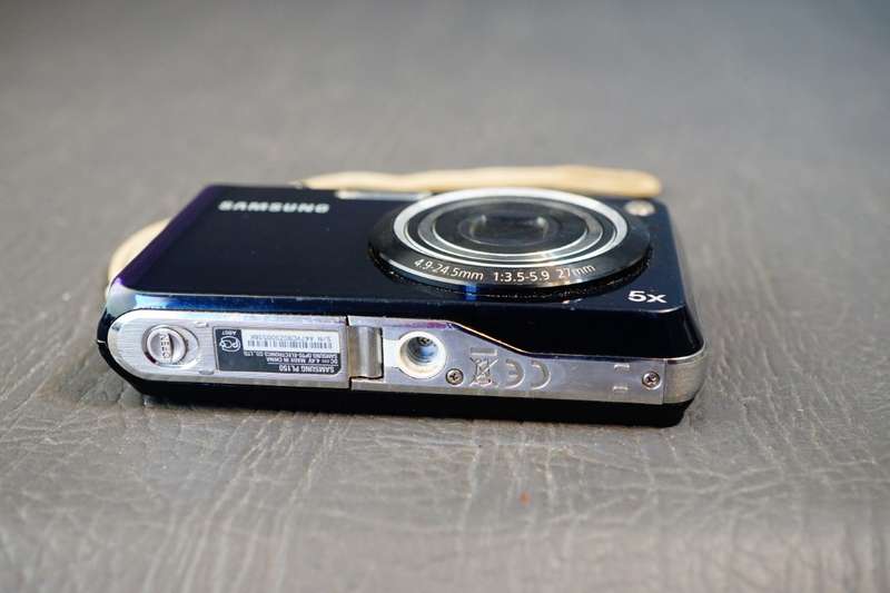 Samsung PL150 12.4MP CCD Sensor Digital Compact Camera with Dual LCD Screen **Good Condition**