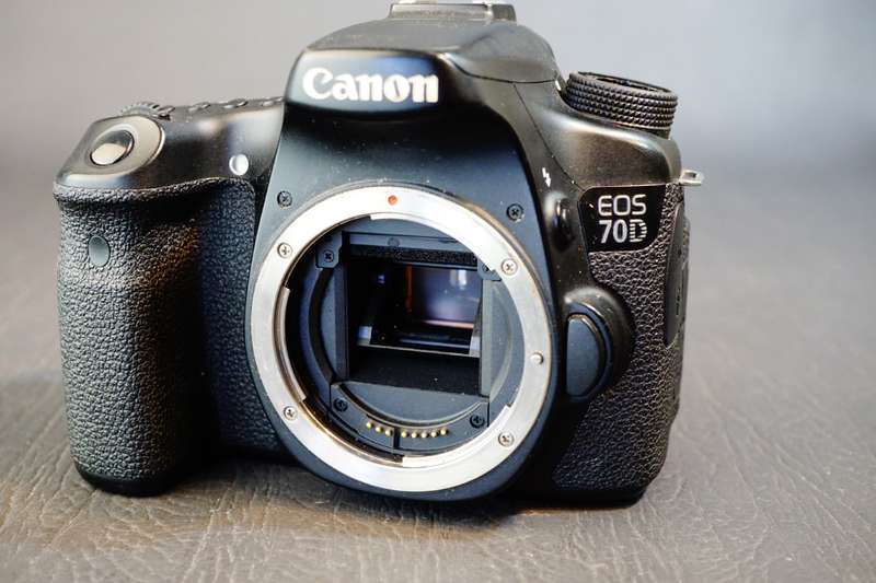 Canon EOS 70D 20.2 MP DSLR Camera Body **NON FUNCTIONAL SPARES OR REPAIR**