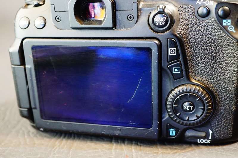 Canon EOS 70D 20.2 MP DSLR Camera Body **NON FUNCTIONAL SPARES OR REPAIR**