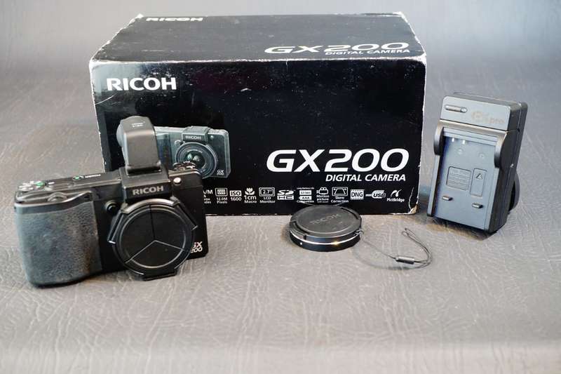 RICOH GX200 12.1MP Compact Digital Camera with VF-1 Viewfinder in Box **Good Condition**