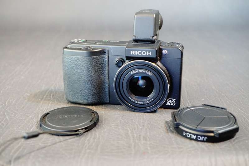 RICOH GX200 12.1MP Compact Digital Camera with VF-1 Viewfinder in Box **Good Condition**