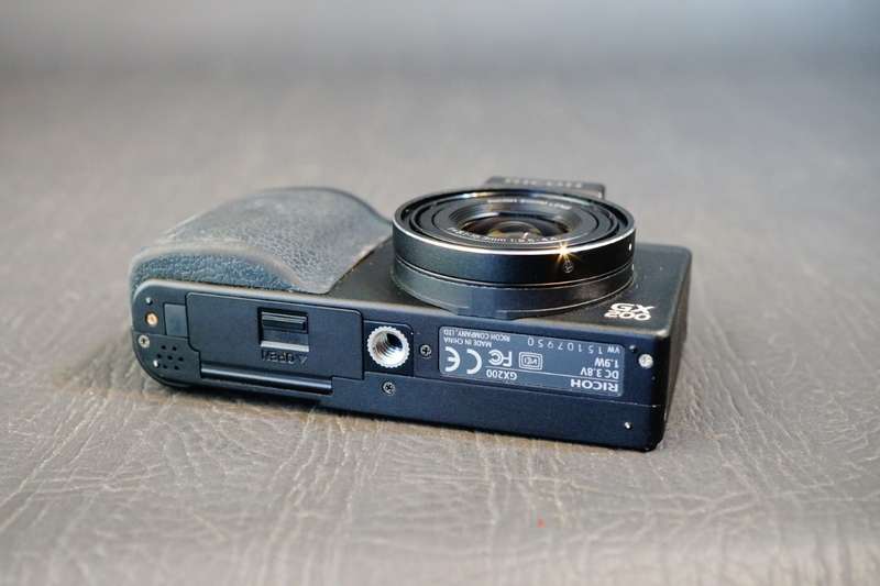 RICOH GX200 12.1MP Compact Digital Camera with VF-1 Viewfinder in Box **Good Condition**