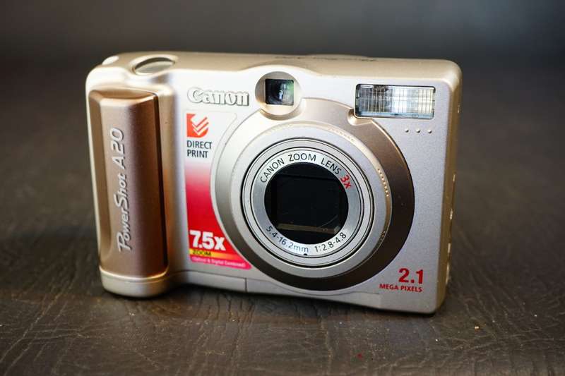 Cannon Power Shot Digital Camera A20 2.1 Mega Pixels 7.5x Zoom uses AA Batteries  **Good Condition**
