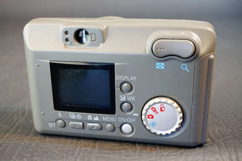 Cannon Power Shot Digital Camera A20 2.1 Mega Pixels 7.5x Zoom uses AA Batteries  **Good Condition**