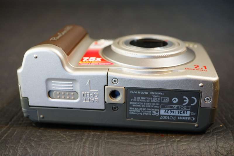 Cannon Power Shot Digital Camera A20 2.1 Mega Pixels 7.5x Zoom uses AA Batteries  **Good Condition**