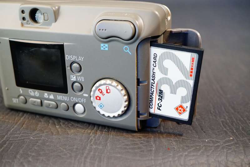 Cannon Power Shot Digital Camera A20 2.1 Mega Pixels 7.5x Zoom uses AA Batteries  **Good Condition**