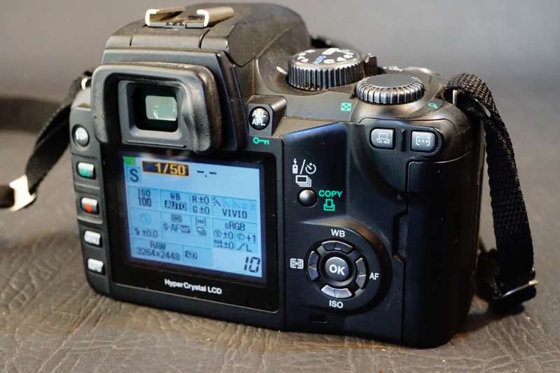 Olympus Evolt E-500 8MP DSLR Camera Zuiko 14-45mm Lens in Original Packaging **Great Condition**
