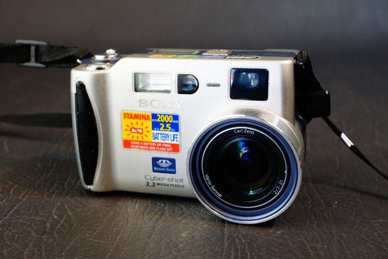 Sony CyberShot DSC-S70 Digital Camera with Carl Zeiss Lens