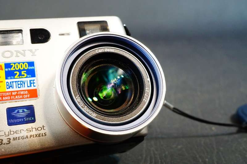 Sony CyberShot DSC-S70 Digital Camera with Carl Zeiss Lens