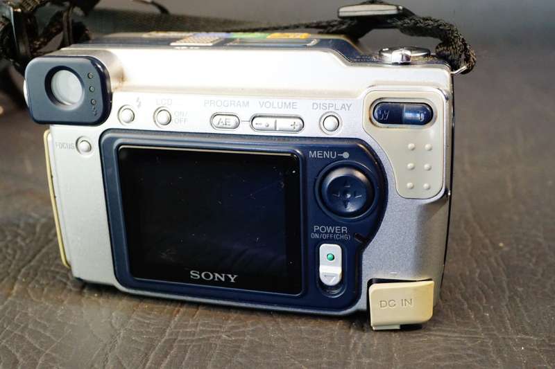 Sony CyberShot DSC-S70 Digital Camera with Carl Zeiss Lens