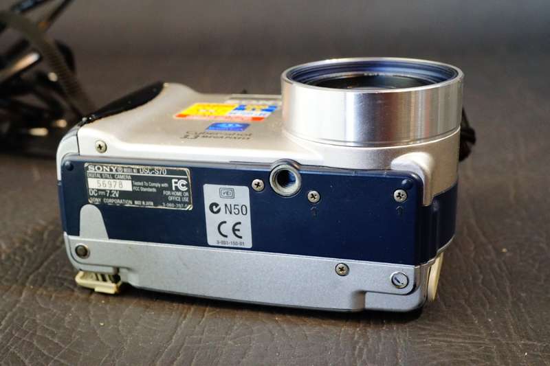 Sony CyberShot DSC-S70 Digital Camera with Carl Zeiss Lens