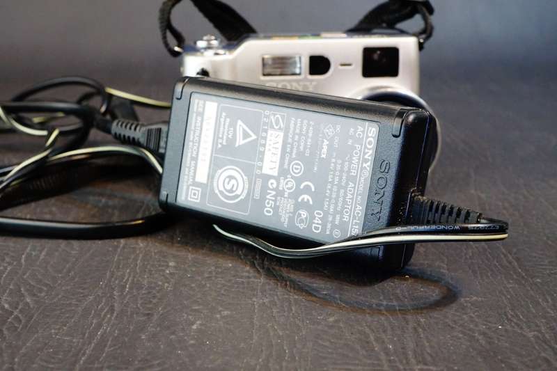 Sony CyberShot DSC-S70 Digital Camera with Carl Zeiss Lens