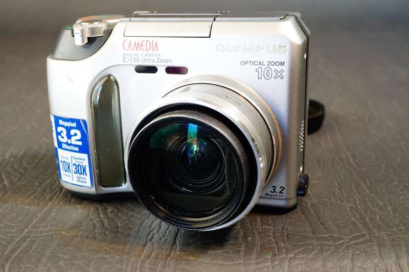 Olympus CAMEDIA C-730 Ultra Zoom 3.2MP Digital Camera AA Batteries  **Good Condition**