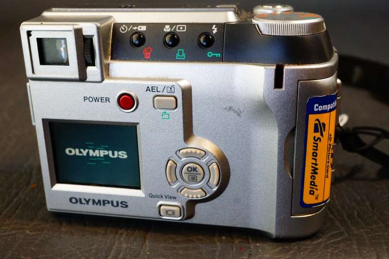 Olympus CAMEDIA C-730 Ultra Zoom 3.2MP Digital Camera AA Batteries  **Good Condition**