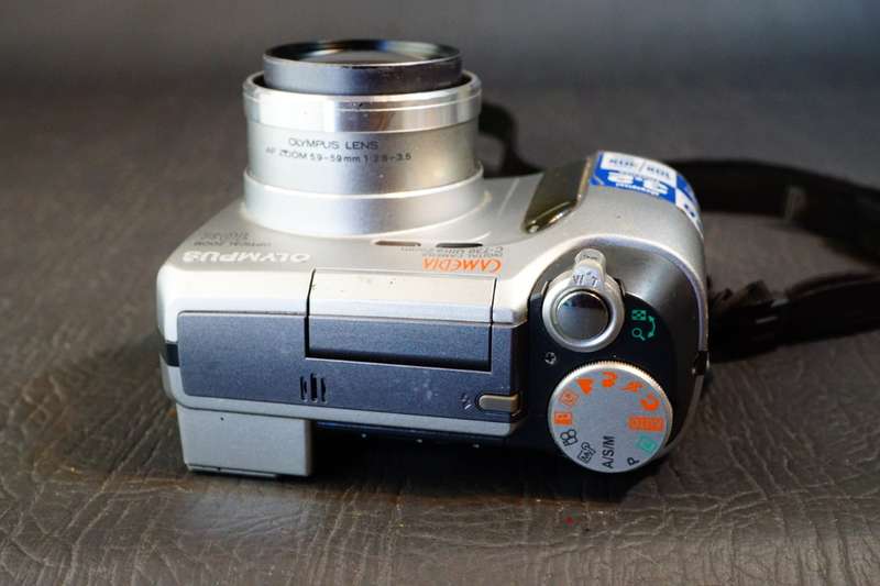 Olympus CAMEDIA C-730 Ultra Zoom 3.2MP Digital Camera AA Batteries  **Good Condition**