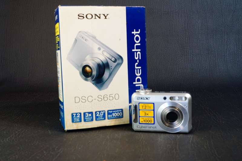 Sony CyberShot DSC-S650 Digital Camera Compact 7.2MP with Original Box **Good Condition**