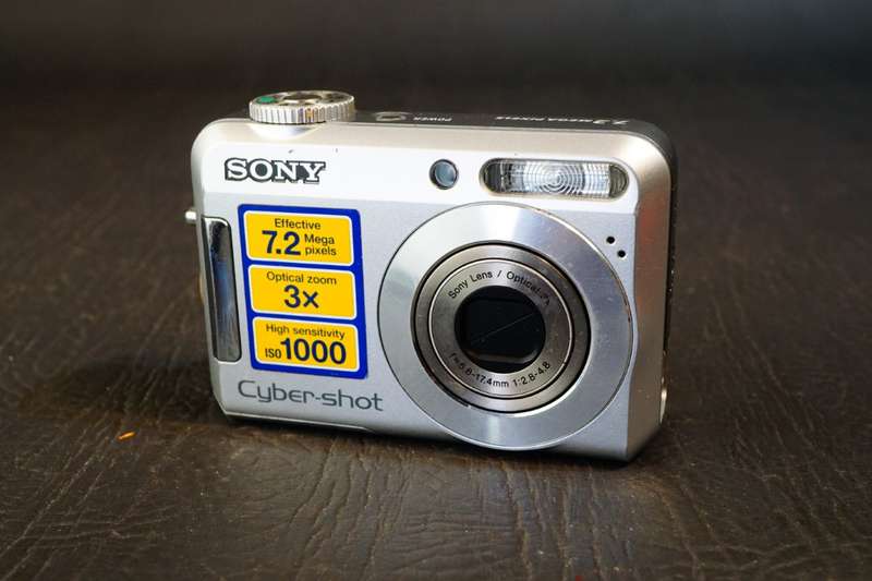 Sony CyberShot DSC-S650 Digital Camera Compact 7.2MP with Original Box **Good Condition**