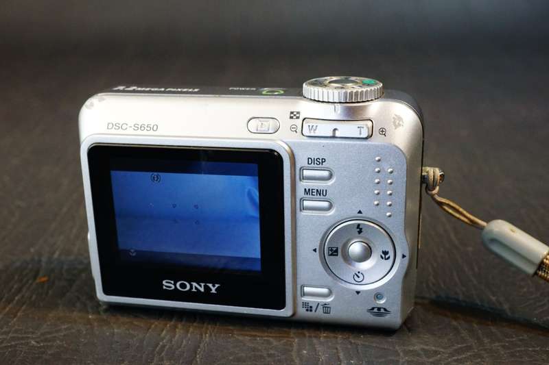 Sony CyberShot DSC-S650 Digital Camera Compact 7.2MP with Original Box **Good Condition**