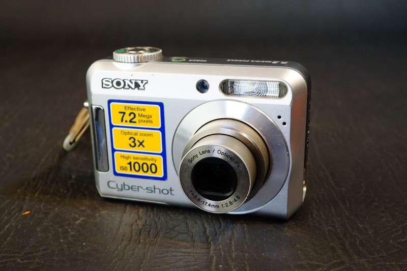 Sony CyberShot DSC-S650 Digital Camera Compact 7.2MP with Original Box **Good Condition**