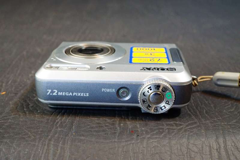 Sony CyberShot DSC-S650 Digital Camera Compact 7.2MP with Original Box **Good Condition**