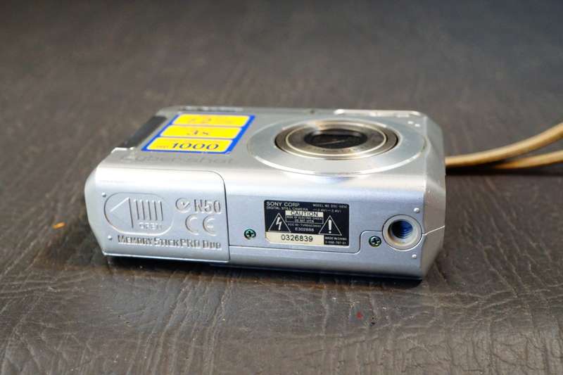 Sony CyberShot DSC-S650 Digital Camera Compact 7.2MP with Original Box **Good Condition**