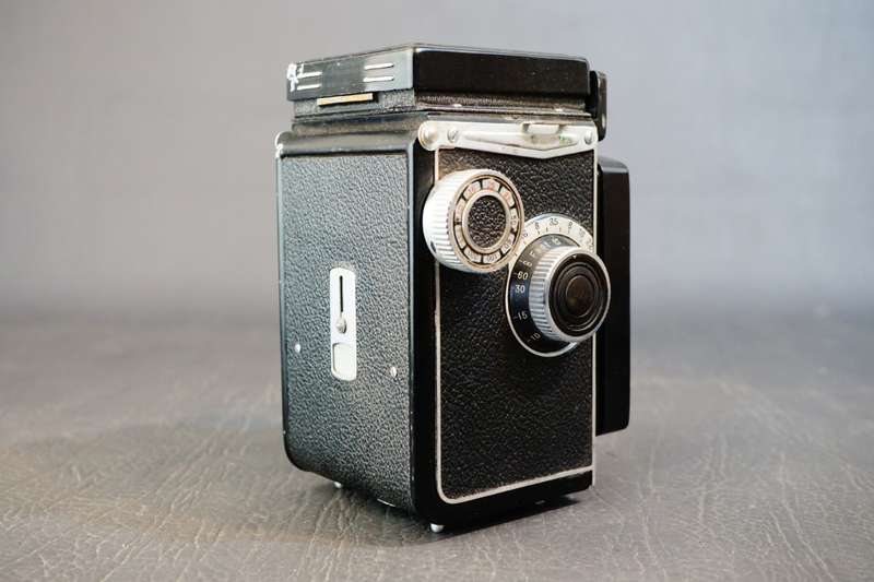 Yashica-A 6x6 TLR with Yashikor 80mm F3.5 Lens 120 Roll Film Camera **Great Condition**