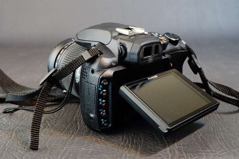 Fuji FinePix HS10 D-SLR style Bridge Camera 24-720mm 30x Zoom Lens  **Great Condition**