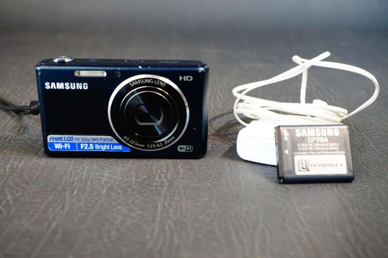 Samsung DV150F Digital Camera 16.2MP 5x Optical Zoom Dual LCD Screen  **Good Condition**