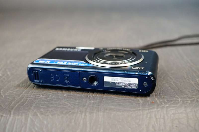 Samsung DV150F Digital Camera 16.2MP 5x Optical Zoom Dual LCD Screen  **Good Condition**