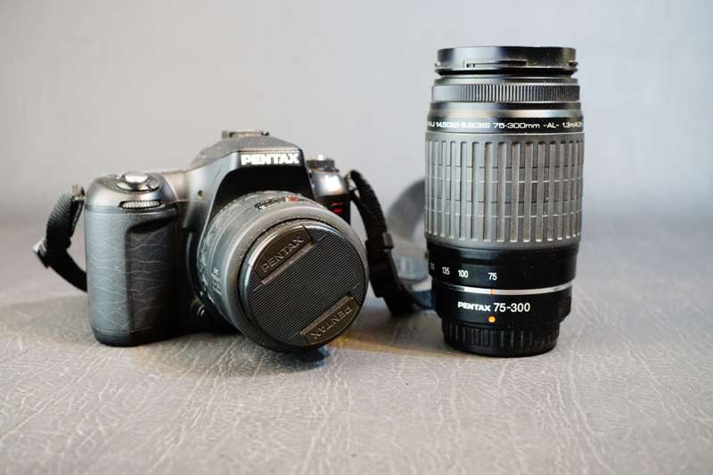 PENTAX ist D 6.1 MP Digital SLR Camera 35-80mm and 75-300mm Lens Set **Great Condition**