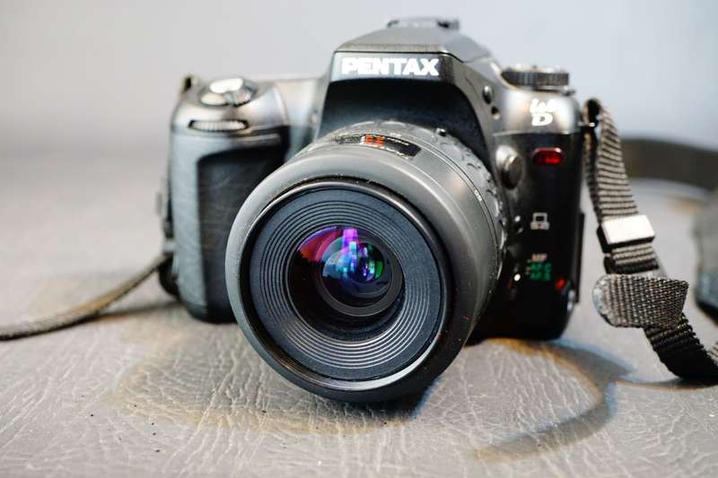PENTAX ist D 6.1 MP Digital SLR Camera 35-80mm and 75-300mm Lens Set **Great Condition**
